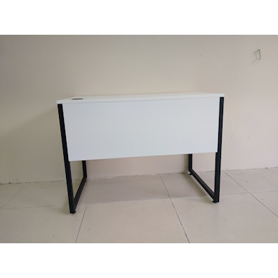 METAL AYAKLI BİLGİSAYAR MASASI